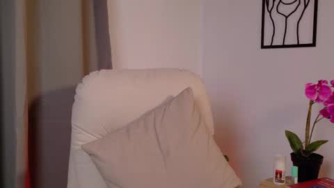 Snapshot of victorianova chatting on 02.17.26 VictoriaNova online show from 02.17.26