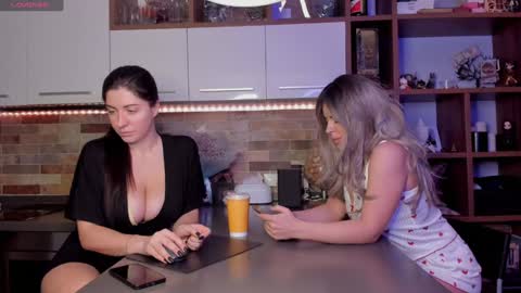 Snapshot of victorias_world chatting on 12.02.25 Viktoria online show from 12.02.25