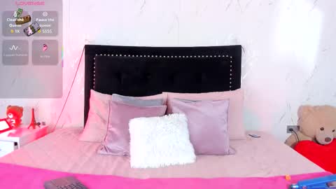 Snapshot of victoriasmithtv chatting on 11.11.25 victoriasmithtv online show from 11.11.25