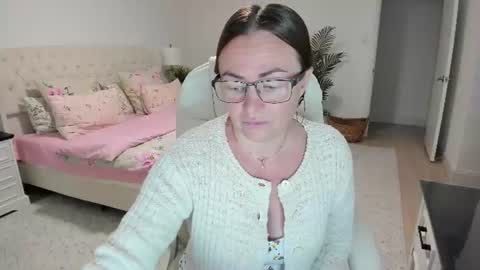Snapshot of vika7333 chatting on 06.18.26 Ukrainian-woman online show from 06.18.26