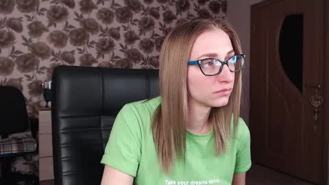 Snapshot of vikaericka chatting on 12.17.24 Vika online show from 12.17.24