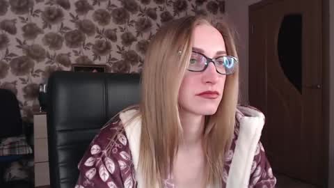 Snapshot of vikaericka chatting on 02.11.25 Vika online show from 02.11.25