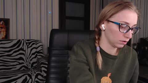 Snapshot of vikaericka chatting on 03.12.25 Vika online show from 03.12.25