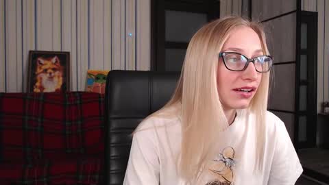 Snapshot of vikaericka chatting on 10.19.25 Vika online show from 10.19.25