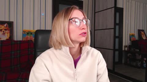 Snapshot of vikaericka chatting on 11.17.25 Vika online show from 11.17.25