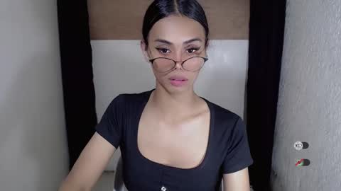 Snapshot of vikkylustfull chatting on 02.14.25 vikkylustfull online show from 02.14.25
