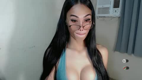 Snapshot of vikkylustfull chatting on 03.10.25 vikkylustfull online show from 03.10.25