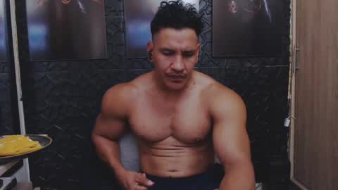 Snapshot of viktorherrera chatting on 05.17.26 Viktor Herrera online show from 05.17.26