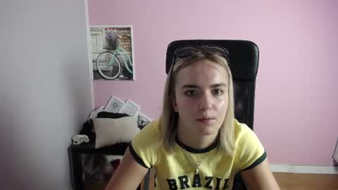 Snapshot of viktoria_lovely chatting on 07.10.26 viktoria_lovely online show from 07.10.26