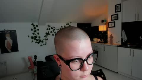 Snapshot of villyvici chatting on 04.19.26 Villy online show from 04.19.26