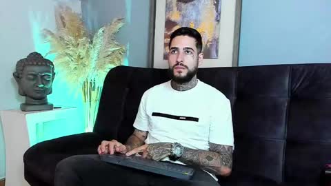 Snapshot of vincentsartori chatting on 11.24.25 Vincent Sartori online show from 11.24.25