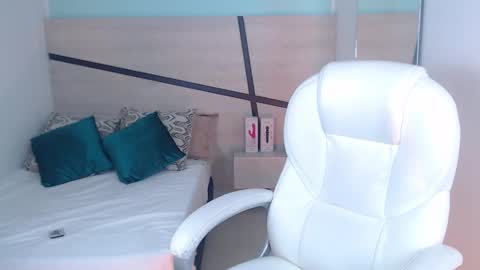 Snapshot of violeta_leon chatting on 01.21.25 Violeta leon online show from 01.21.25