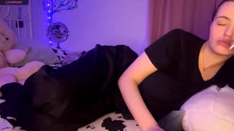 Snapshot of violetamelia chatting on 03.22.26 Eva online show from 03.22.26