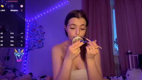 Snapshot of violetamelia chatting on 03.28.26 Eva online show from 03.28.26