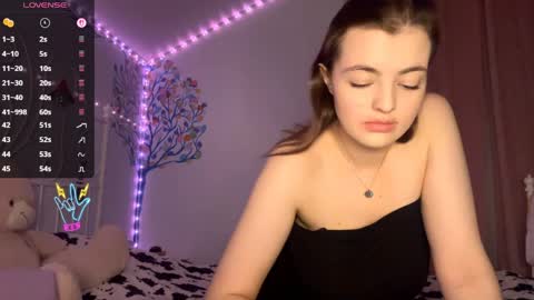 Snapshot of violetamelia chatting on 04.06.26 Eva online show from 04.06.26
