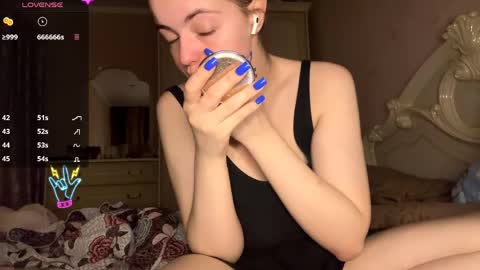 Snapshot of violetamelia chatting on 04.19.26 Eva online show from 04.19.26