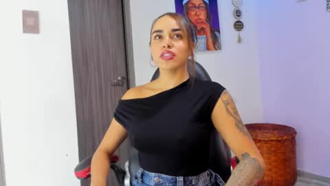 Snapshot of violettaa__ chatting on 11.25.25 Violetta online show from 11.25.25