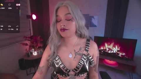 Snapshot of violette_clerk1 chatting on 11.06.25 JULIE UWU online show from 11.06.25