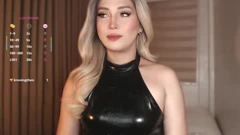 Snapshot of violetversacexx chatting on 12.01.25 Best Of Both Worlds online show from 12.01.25