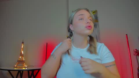 Snapshot of viollasinzz chatting on 12.25.24 Violla online show from 12.25.24