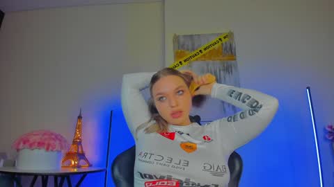 Snapshot of viollasinzz chatting on 01.10.25 Violla online show from 01.10.25