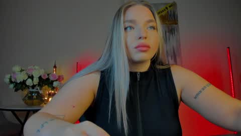 Snapshot of viollasinzz chatting on 01.29.25 Violla online show from 01.29.25