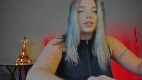Snapshot of viollasinzz chatting on 01.31.25 Violla online show from 01.31.25