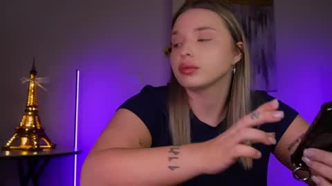 Snapshot of viollasinzz chatting on 02.23.25 Violla online show from 02.23.25