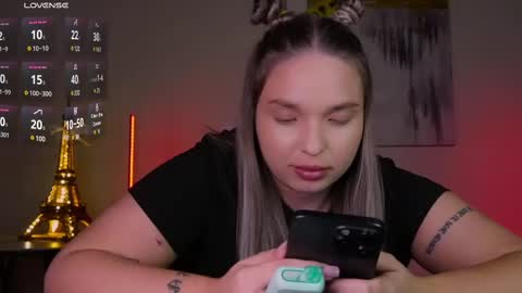 Snapshot of viollasinzz chatting on 02.24.25 Violla online show from 02.24.25