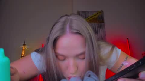 Snapshot of viollasinzz chatting on 02.26.25 Violla online show from 02.26.25