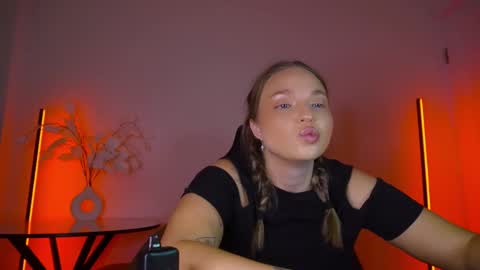 Snapshot of viollasinzz chatting on 09.12.25 Violla online show from 09.12.25