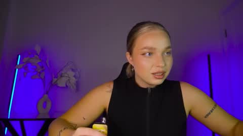 Snapshot of viollasinzz chatting on 09.20.25 Violla online show from 09.20.25