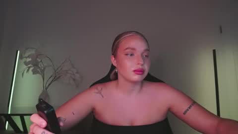 Snapshot of viollasinzz chatting on 09.23.25 Violla online show from 09.23.25