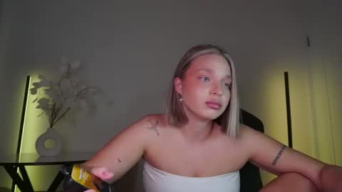 Snapshot of viollasinzz chatting on 10.04.25 Violla online show from 10.04.25