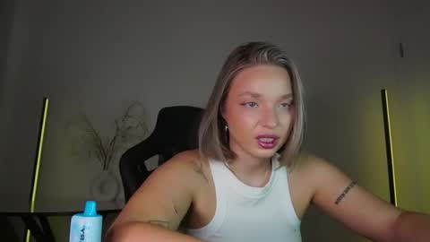 Snapshot of viollasinzz chatting on 10.14.25 Violla online show from 10.14.25