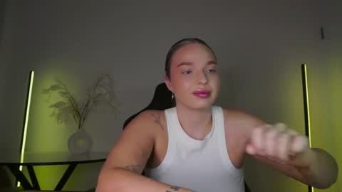 Snapshot of viollasinzz chatting on 10.19.25 Violla online show from 10.19.25