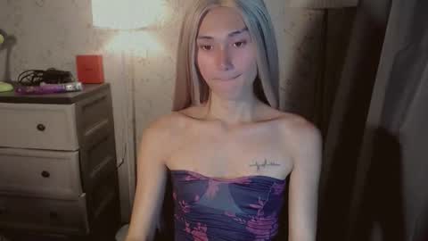 Snapshot of virgenpearl chatting on 11.17.25 Pearl online show from 11.17.25