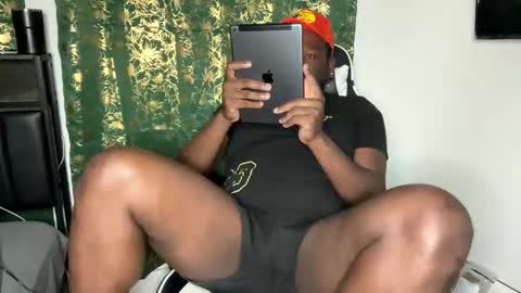 Snapshot of virgoincredible25 chatting on 11.18.25 Elle Hood online show from 11.18.25