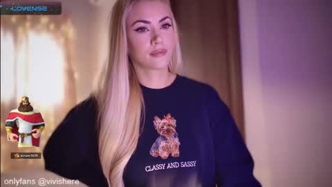 Snapshot of viv_milf chatting on 10.31.25 Vivian is here online show from 10.31.25