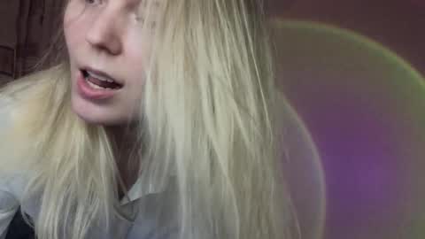 Snapshot of vivian_alison chatting on 12.04.25 vivian_alison online show from 12.04.25