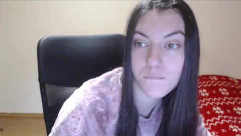 Snapshot of vivianngray chatting on 12.19.24 Vivian Gray online show from 12.19.24