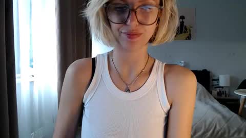 Snapshot of vivica_coke chatting on 05.18.26 VI online show from 05.18.26