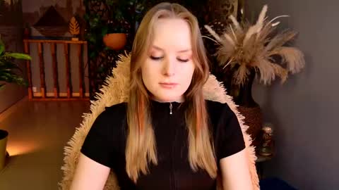 Snapshot of vivienleeigh chatting on 05.15.26 Vivien online show from 05.15.26