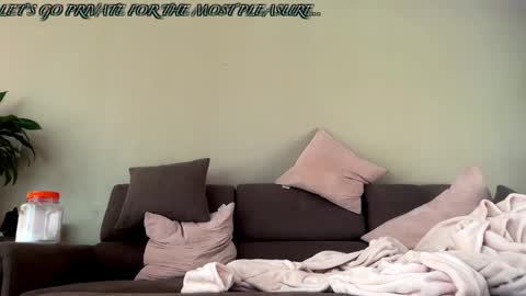 Snapshot of voilet22 chatting on 12.17.25 Voiletxx online show from 12.17.25