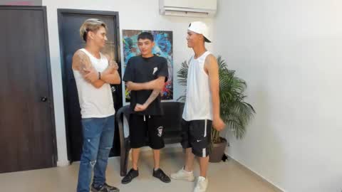 Snapshot of voyeurism_guys chatting on 09.14.25 voyeurism_guys online show from 09.14.25