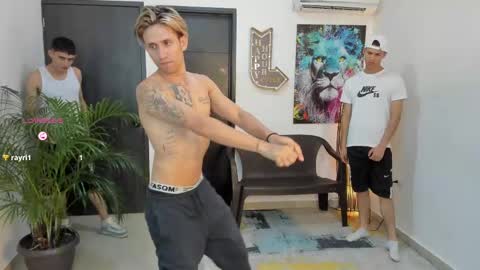 Snapshot of voyeurism_guys chatting on 09.23.25 voyeurism_guys online show from 09.23.25