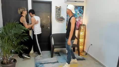 Snapshot of voyeurism_guys chatting on 09.28.25 voyeurism_guys online show from 09.28.25