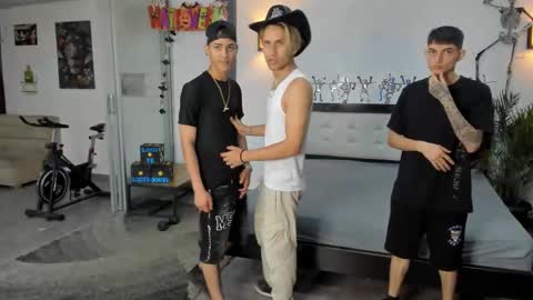 Snapshot of voyeurism_guys chatting on 10.11.25 voyeurism_guys online show from 10.11.25