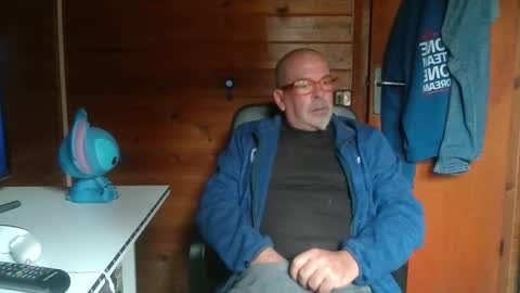 Snapshot of vuda77 chatting on 03.08.25 oscar online show from 03.08.25