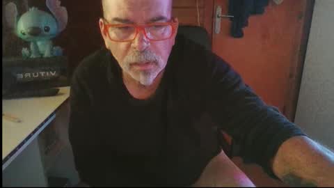 Snapshot of vuda77 chatting on 10.05.25 oscar online show from 10.05.25